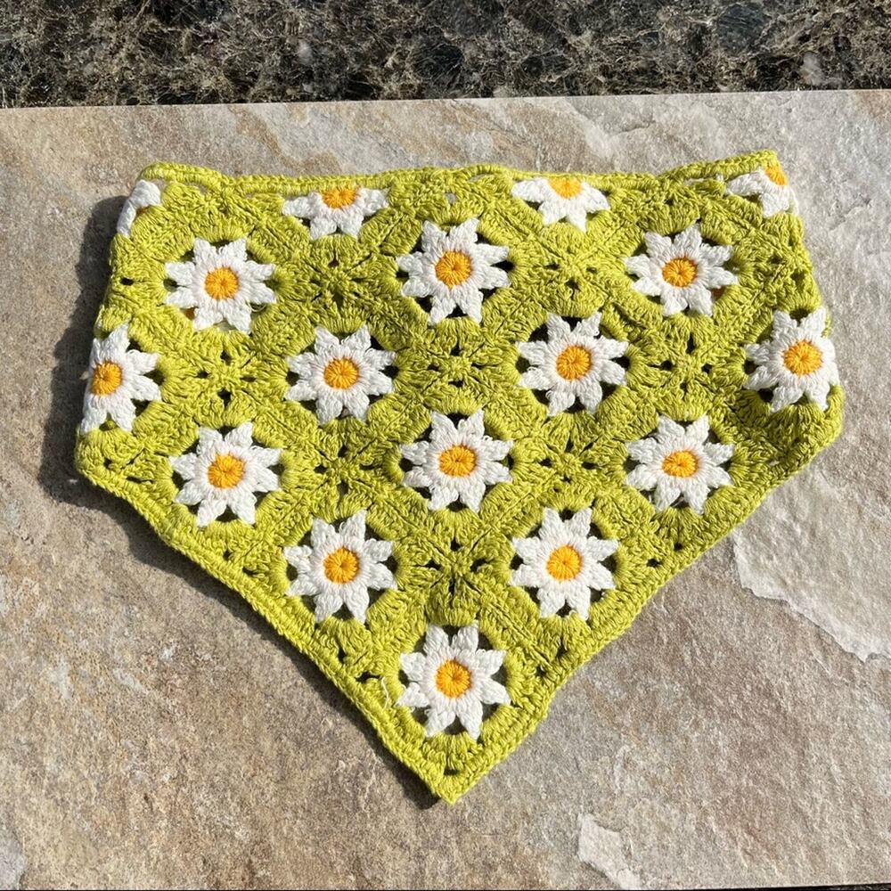 Handmade Daisy Crochet Floral Bandana/Head Scarf/Green White.--NA1